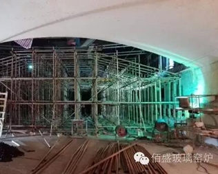 中玻藍星650t/d浮法窯爐冷修采用镟模支撐新工藝，完成了熔化部大镟施工